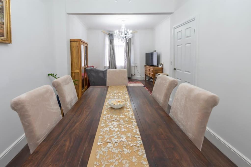 Apartament Stunning 3-bed House