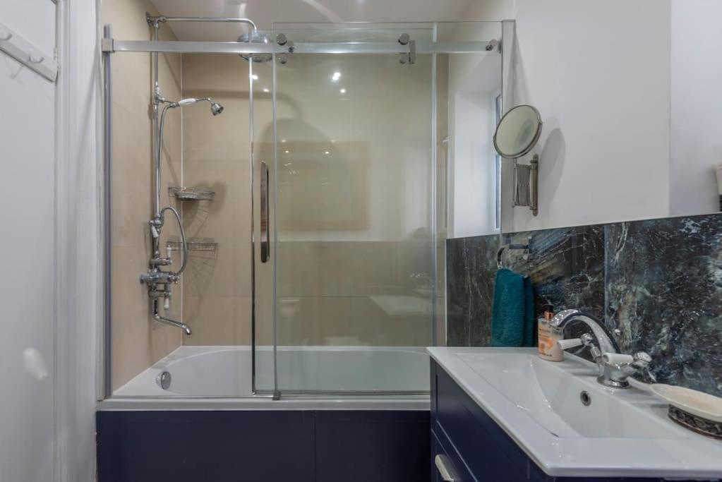 Apartament Stunning 3-bed House